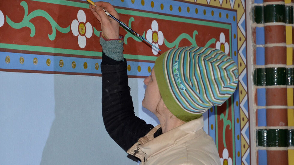 Restauratorin Rebecca Juganow rekonstruiert eine Malerei hinter dem Hochaltar.