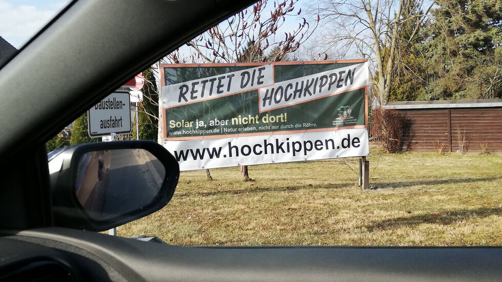 Protestplakat in Schleife. Auf den Hochkippen sollen Photovoltaikanlagen errichtet und dafür Wald gerodet werden.  