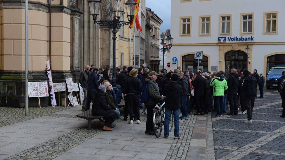 "Nein zum Heim"  - Demonstranten vor dem Zittauer Rathaus 