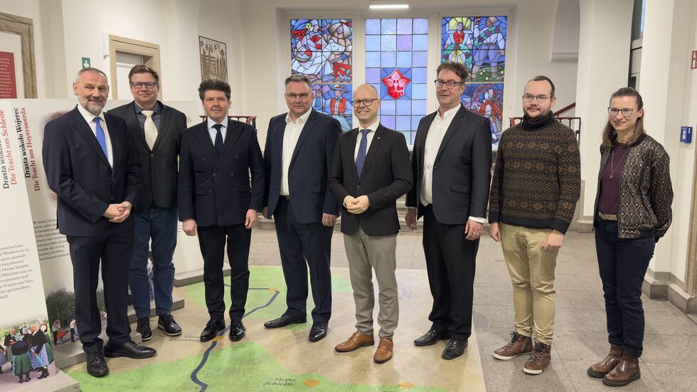Die tschechischen Gäste beim Besuch im Haus der Sorben in Bautzen. Sie wurden begrüßt von Domowina-Chef Dawid Statnik (Bild mitte) und den sächsischen Landtagsabgeordneten Marko Schieman (Bild links).