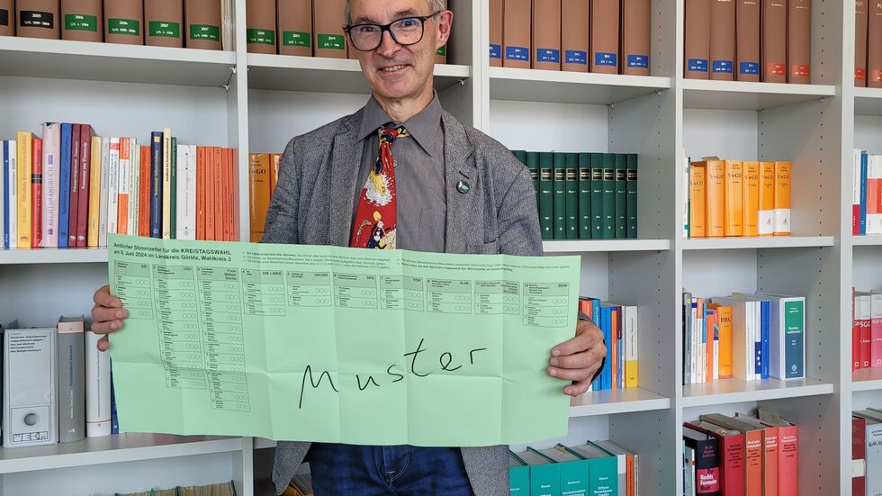 Kreiswahlleiter Karl Ilg mit einem Muster eines Stimmzettels für die Kreistagswahl im Kreis Görlitz.