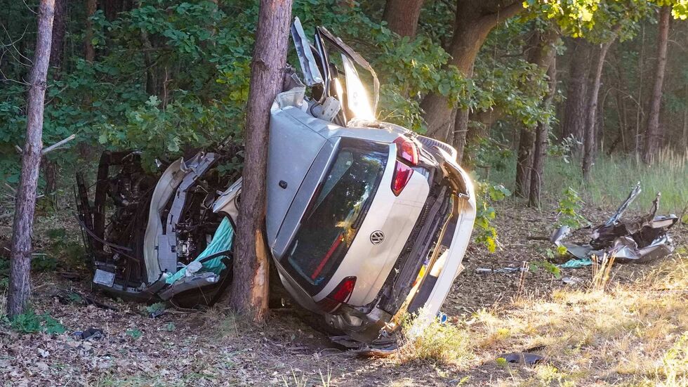 Der VW Golf blieb nach dem Unfall auf der Seite liegen.