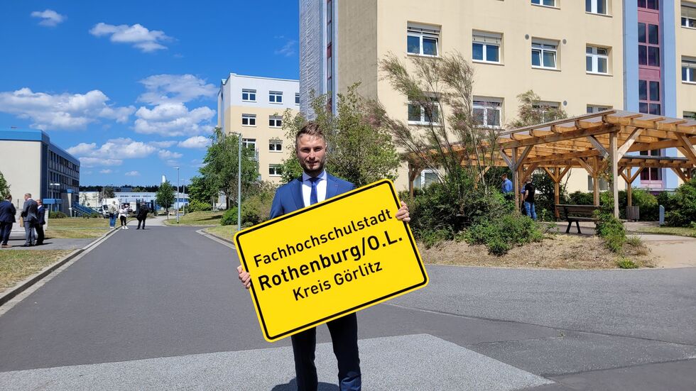 Der Rothenburger Bürgermeister Philipp Eichler muss noch warten. Er darf das Schild  nicht aufstellen.