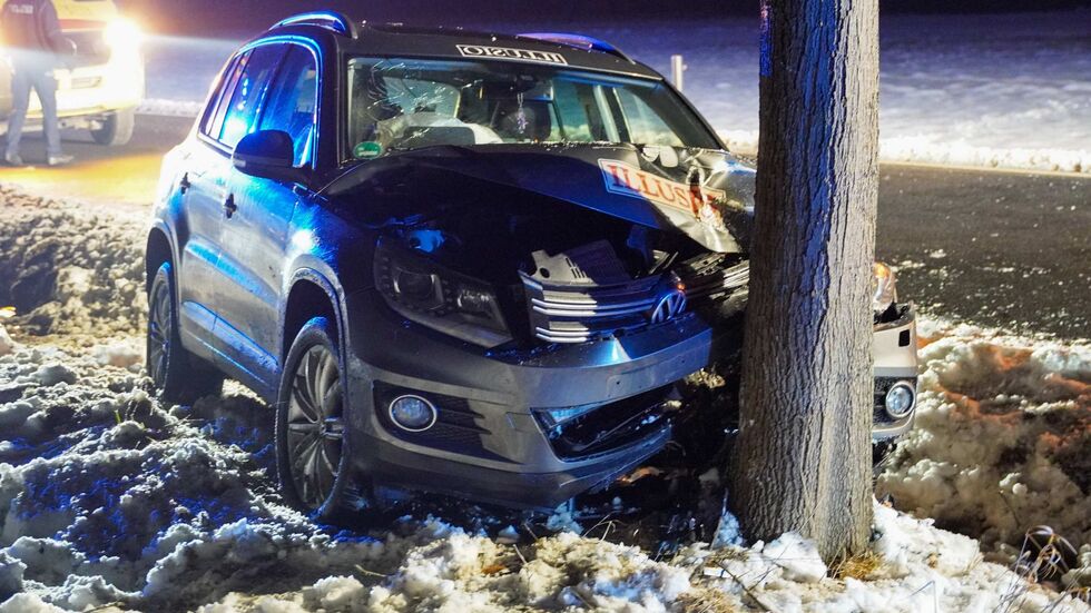 Aus bislang ungeklärter Ursache kam das Auto von der Fahrbahn ab und prallte gegen einen Baum