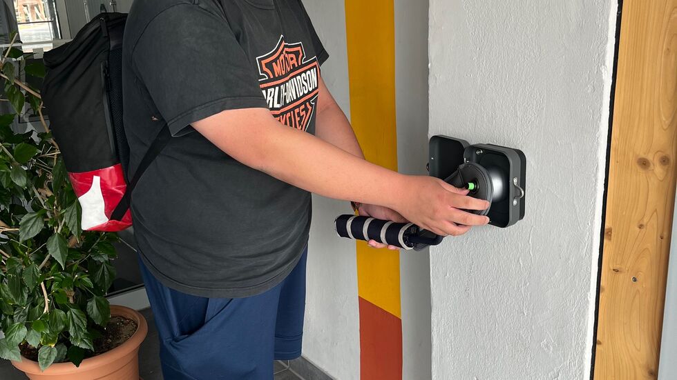 Die Schüler müssen beim Betreten der Schule ihre Handy-Hüllen verriegeln Die Schüler müssen beim Betreten der Schule ihre Handy-Hüllen verriegeln