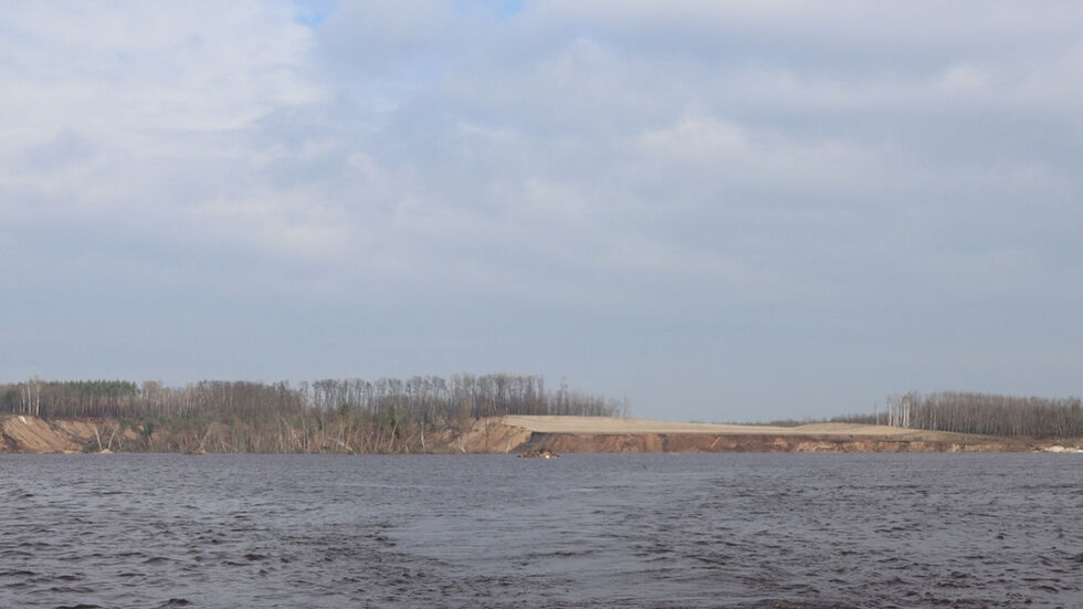 Am Knappensee ist heute eine rund 500 Meter breite Uferböschung abgerutscht. Am Knappensee ist heute eine rund 500 Meter breite Uferböschung abgerutscht.