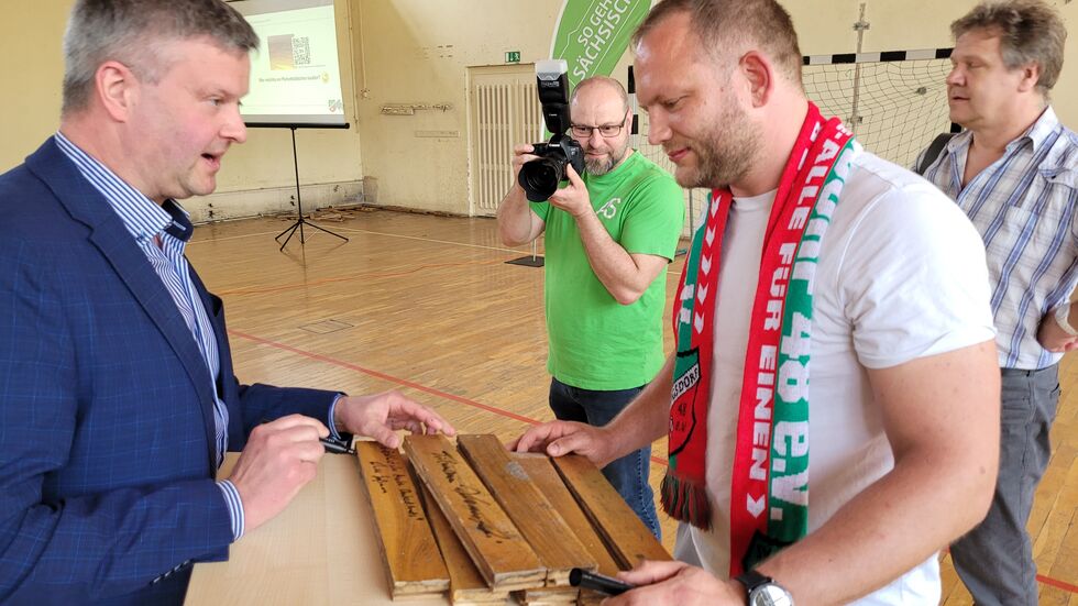 Riegel des alten Parketts werden als Andenken verkauft und der Rest aufgearbeitet und ebenfalls verkauft. Der fließt in eine neue Schulküche. Riegel des alten Parketts werden als Andenken verkauft und der Rest aufgearbeitet und ebenfalls verkauft. Der fließt in eine neue Schulküche.
