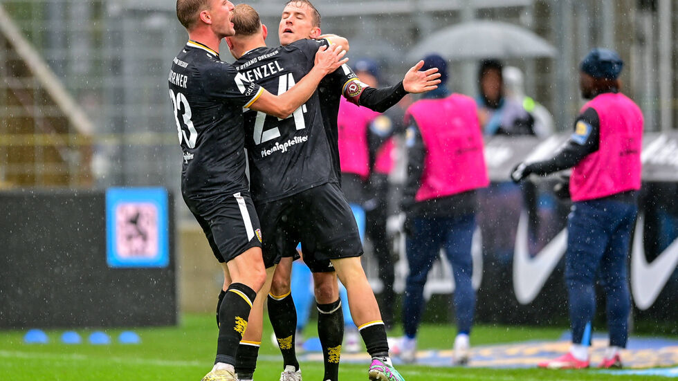 Torjubel über das Tor zum 1:3 durch Tony Menzel Torjubel über das Tor zum 1:3 durch Tony Menzel