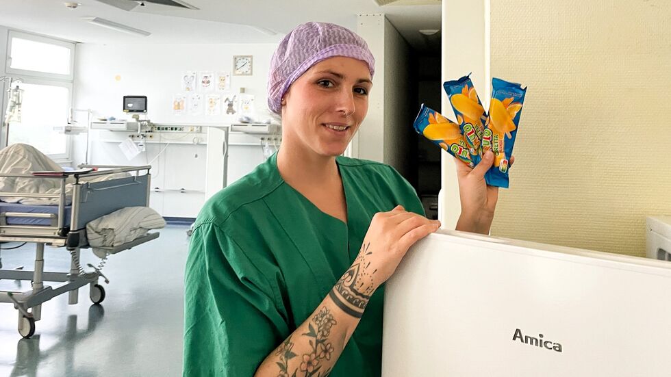 Mund auf! Schwester Emely bringt den eiskalten Genuss nach überstandener OP. Mund auf! Schwester Emely bringt den eiskalten Genuss nach überstandener OP.