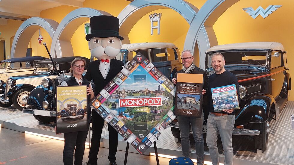 Florian Freitag (rechts im Bild) bei der Vorstellung des Sachsen-Monopoly. Daneben Annett Lang vom August-Horch-Museum (links) und Klaus Baumgärtel (2.v.l.) von KSI Kältetechnik - der Vertreter der Stadt Reichenbach auf dem Spielfeld. Florian Freitag (rechts im Bild) bei der Vorstellung des Sachsen-Monopoly. Daneben Annett Lang vom August-Horch-Museum (links) und Klaus Baumgärtel (2.v.l.) von KSI Kältetechnik - der Vertreter der Stadt Reichenbach auf dem Spielfeld.