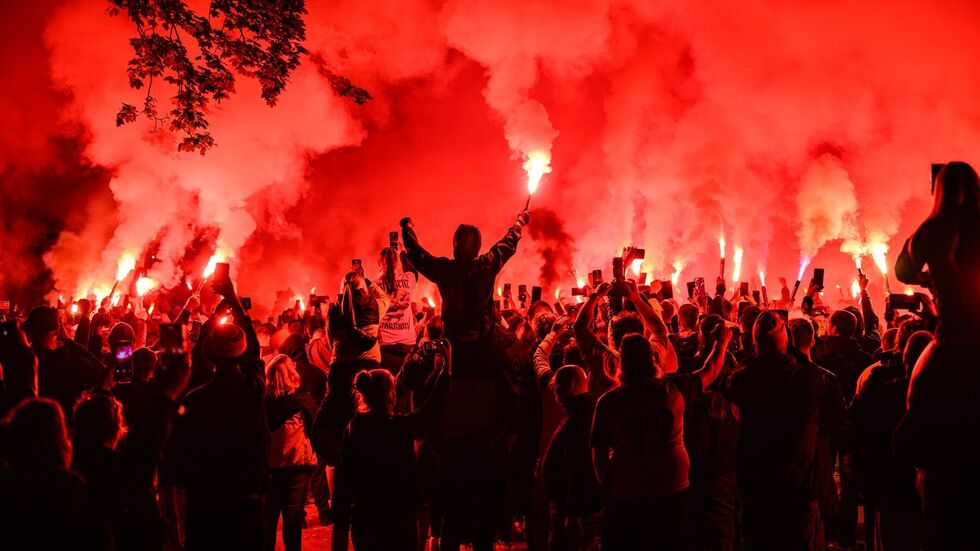 Fans von Dynamo Dresden empfangen nach dem Aufstieg in die 2. Bundesliga den Mannschaftsbus vor der Trainingsakademie Fans von Dynamo Dresden empfangen nach dem Aufstieg in die 2. Bundesliga den Mannschaftsbus vor der Trainingsakademie