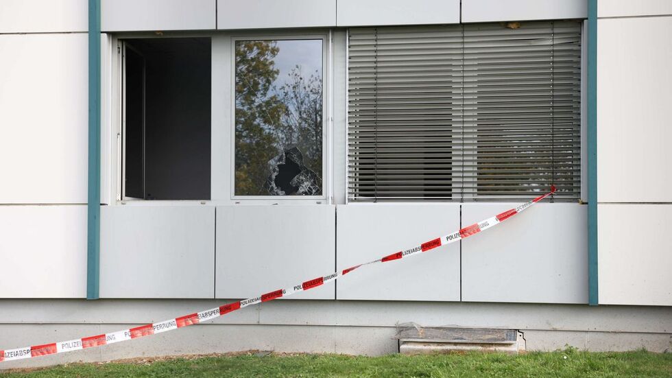 Die Täter schlugen Fenster am Gebäude ein. Wenig später brannte es.