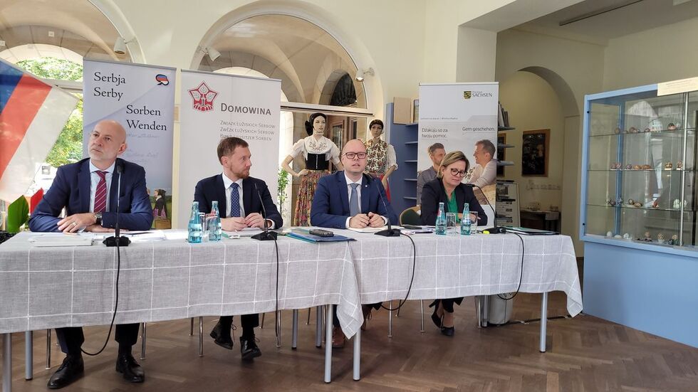 Pressekonzerenz nach der Kabinettssitzung im Haus der Sorben. Zweiter von rechts: Dawid Statnik, Vorsitzender der Domowina Pressekonzerenz nach der Kabinettssitzung im Haus der Sorben. Zweiter von rechts: Dawid Statnik, Vorsitzender der Domowina