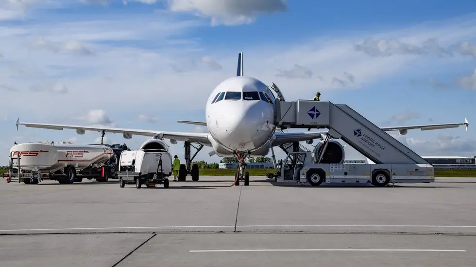 Die 20 kriminellen Migranten wurden von der Polizei in ein Flugzeug eskortiert, das anschließend in Richtung der afghanischen Hauptstadt Kabul abhob (Symbolbild).