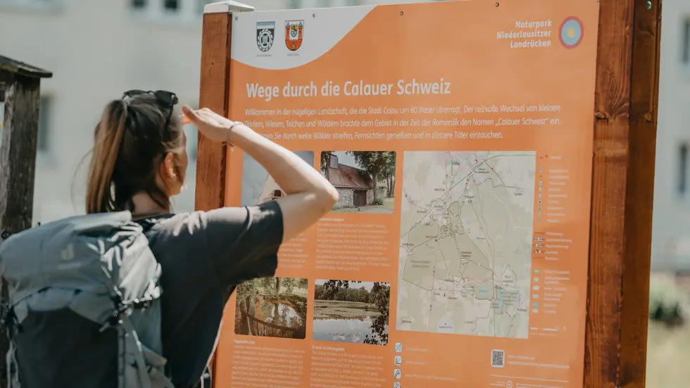 Ein zentrales Alleinstellungsmerkmal des Tourismuskonzeptes ist die Calauer Schweiz. Diese
wird als „naturnahes Herzstück“ für Aktive gesehen. Mit der Verbesserung der
Wanderwegesituation soll das Gebiet vor den Toren der Stadt noch attraktiver werden – für
Gäste wie Einheimische. Ein zentrales Alleinstellungsmerkmal des Tourismuskonzeptes ist die Calauer Schweiz. Diese
wird als „naturnahes Herzstück“ für Aktive gesehen. Mit der Verbesserung der
Wanderwegesituation soll das Gebiet vor den Toren der Stadt noch attraktiver werden – für
Gäste wie Einheimische.