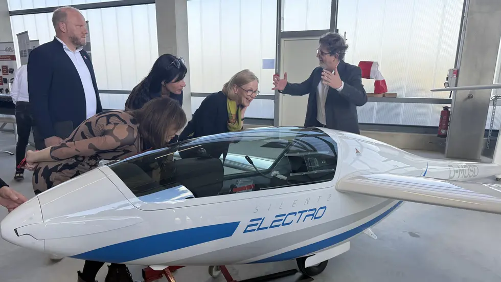Udo Berthold, Geschäftsführer der Miteb GmbH (re.) erklärt die Vorteile des elektrischen Motorseglers Udo Berthold, Geschäftsführer der Miteb GmbH (re.) erklärt die Vorteile des elektrischen Motorseglers