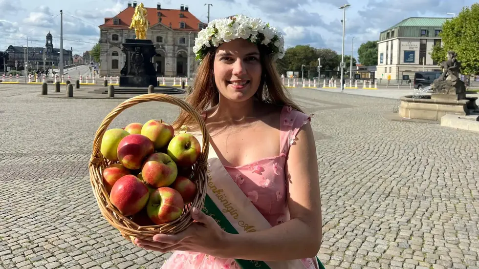 Blütenkönigin Alida zum Start der Apfelsaison Blütenkönigin Alida zum Start der Apfelsaison