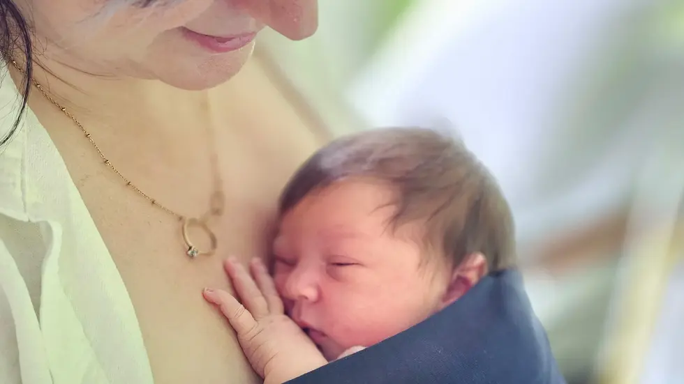 Rosalie gehört zu den ersten Neugeborenen im Städtischen Klinikum Gölritz, die ein Kängurutuch erhalten haben. Sie fühlt sich sichtlich wohl und geborgen - so nah bei ihrer Mama Diana. Rosalie gehört zu den ersten Neugeborenen im Städtischen Klinikum Gölritz, die ein Kängurutuch erhalten haben. Sie fühlt sich sichtlich wohl und geborgen - so nah bei ihrer Mama Diana.