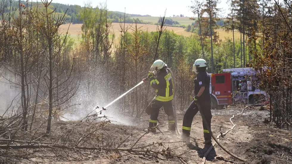 Einsatzkräfte bekämpfen Glutnester Einsatzkräfte bekämpfen Glutnester