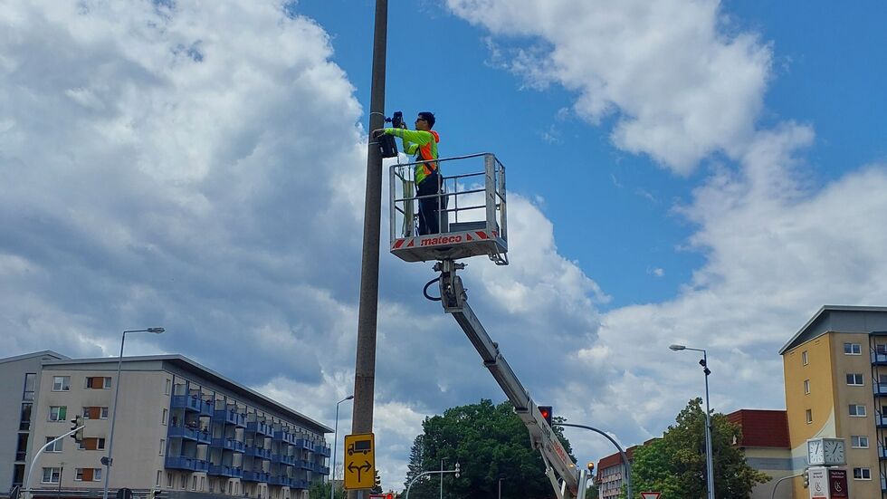 Eine Kamera wird zunächst für den Test an der Kreuzung am Lausitzer Seenland Klinikum installiert.