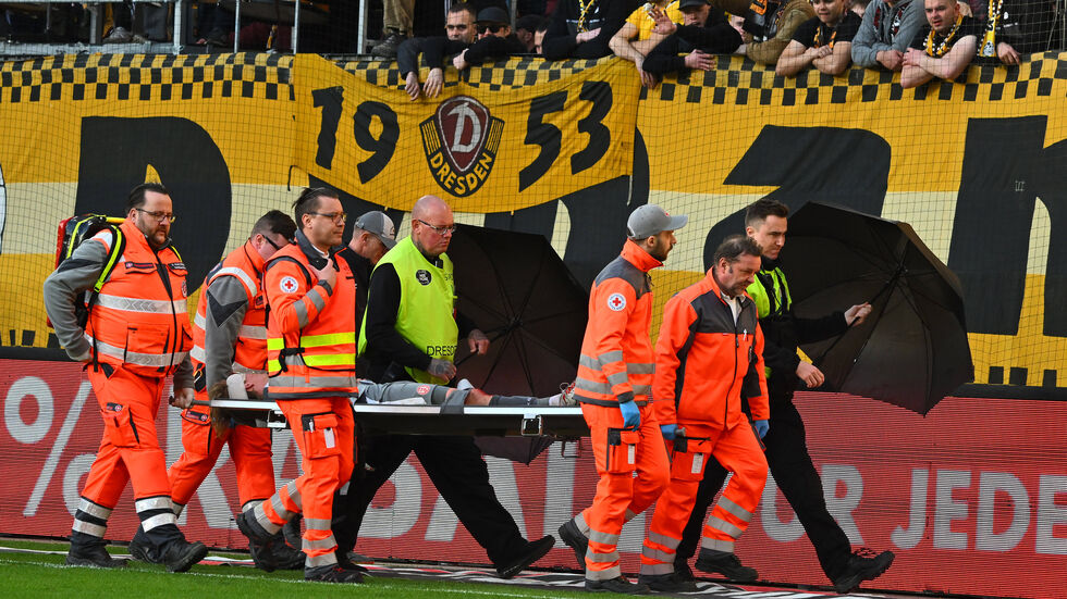 Essens Mittelfeldspieler Felix Götze wird in der Schlussphase verletzt vom Platz getragen Essens Mittelfeldspieler Felix Götze wird in der Schlussphase verletzt vom Platz getragen