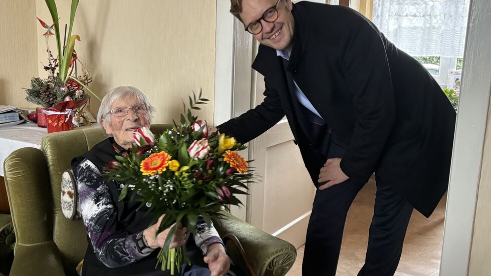 Johanna Neumann ist mit 104 Jahren die älteste Senftenbergerin. Oberbürgermeister Andreas Pfeiffer gratulierte persönlich mit einem Blumenstrauß. Johanna Neumann ist mit 104 Jahren die älteste Senftenbergerin. Oberbürgermeister Andreas Pfeiffer gratulierte persönlich mit einem Blumenstrauß.