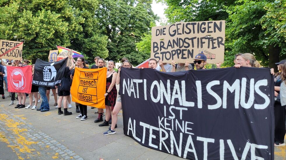 Gegenprotest an der Strecke. Die Polizei zählte rund 40 Demonstranten.