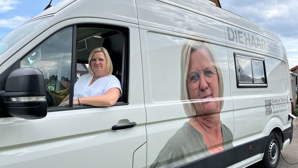 Ein Camper Van wurde zum Friseursalon auf vier Rädern umgebaut, mit dem Peggy Haase durchs Land fährt Ein Camper Van wurde zum Friseursalon auf vier Rädern umgebaut, mit dem Peggy Haase durchs Land fährt
