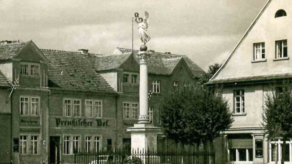 Das alte Kriegerdenkmal. Es wurde nach dem Zweiten Weltkrieg abgerissen. Das alte Kriegerdenkmal. Es wurde nach dem Zweiten Weltkrieg abgerissen.