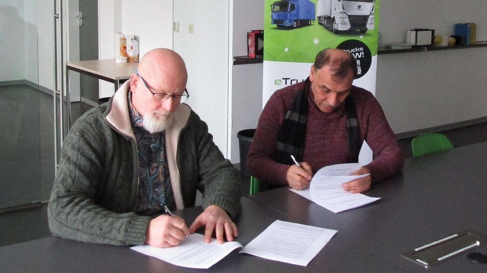 Alexander Gucz (li.), Geschäftsführer Negus CB und Makmie Jebrahim, Framo, unterzeichnen den Kooperationsvertrag zum Negus Comfort Booster. 