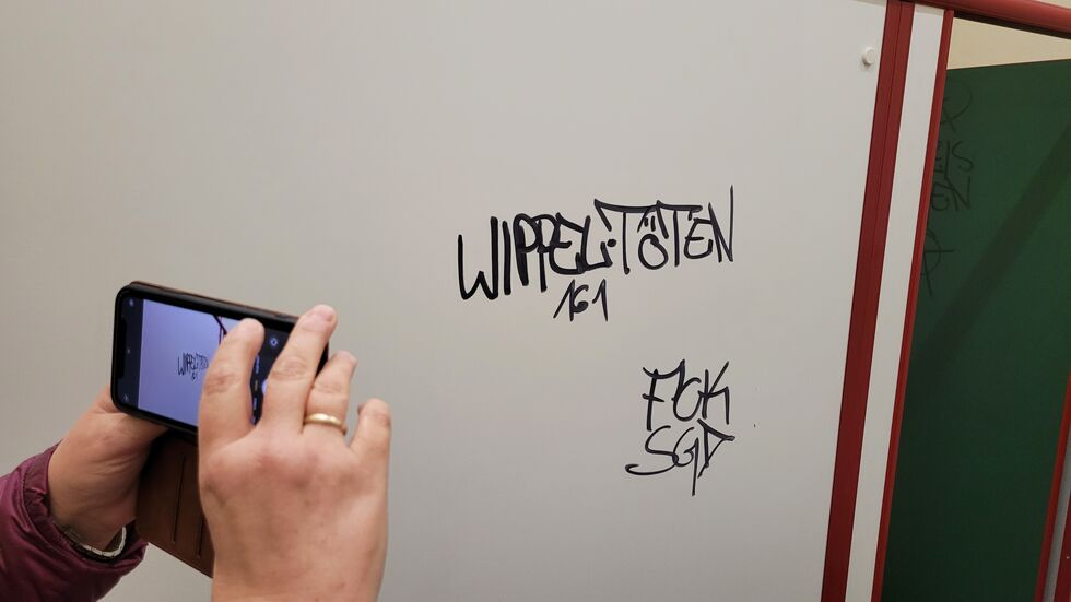Während der Sitzung in der Aula des Beruflichen Schulzentrums wurden Parolen in der Toilette geschmiert. Die Verfasser riefen zur Tötung des AfD-Kreisrats Sebastian Wippel auf. Der Staatsschutz wird die Ermittlungen übernehmen. Während der Sitzung in der Aula des Beruflichen Schulzentrums wurden Parolen in der Toilette geschmiert. Die Verfasser riefen zur Tötung des AfD-Kreisrats Sebastian Wippel auf. Der Staatsschutz wird die Ermittlungen übernehmen.