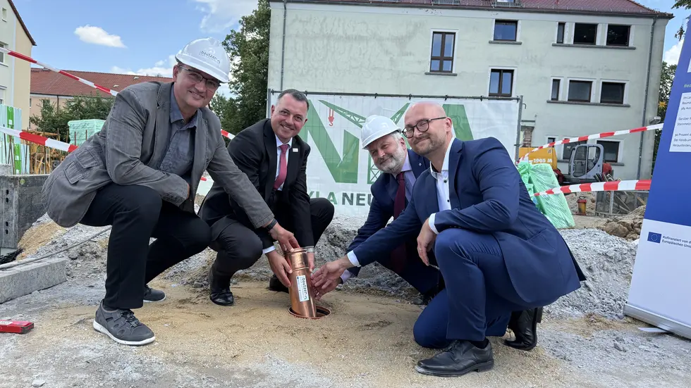 Von links: Schulleiter Christoph Koban, Landrat Udo Witschas, Thomas Graupner vom Kultusministerium und Bürgermeister Alexander Pötschke mit der Zeitkapsel. Die enthält u.a. Amtsblatt, Münzgeld, Projektplan und Förderbescheid. Von links: Schulleiter Christoph Koban, Landrat Udo Witschas, Thomas Graupner vom Kultusministerium und Bürgermeister Alexander Pötschke mit der Zeitkapsel. Die enthält u.a. Amtsblatt, Münzgeld, Projektplan und Förderbescheid.