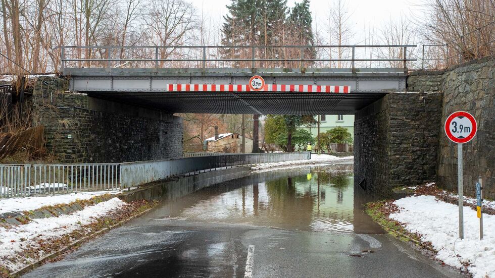 In Seifhennersdorf kam es zur Sperrung einer Ortsverbindungsstraße in Richtung Neugersdorf. Die Durchfahrt unter der Brücke in der Gründelstraße stand unter Wasser. 