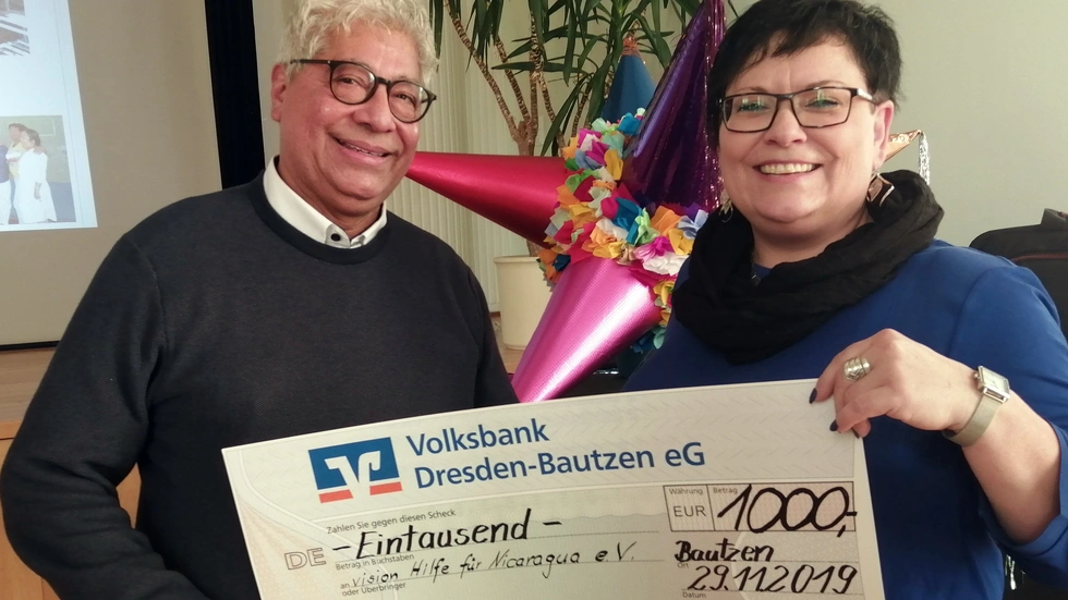 Vereinsvorsitzender "vision - Hilfe für Nicaragua", Prof. Dr. José Maria Zamora Gonzalez (l.) und Schulleiterin der Sorbischen Grundschule Bautzen, Annette Natusch (r.)   Foto: Radio Lausitz/Andrea Proschmann