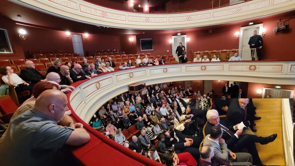 Kleines Bild unten - Steinmeier kurz vor Vorstellungsbeginn im Gespräch mit Autor Lukas Rietzschel.