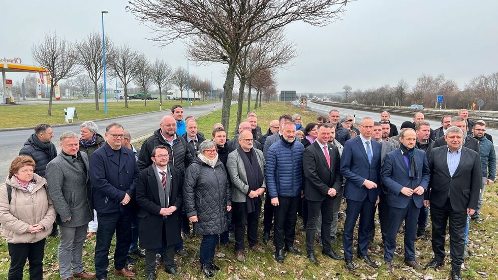 Oberlausitzer Bürgermeister wollen für den Ausbau der A4 kämpfen. Bei einem Lokaltermin an der Raststätte Oberlausitz versammelten sich am Freitag etwa 60 Amtsträger, die sich dem Vorhaben anschließen. 