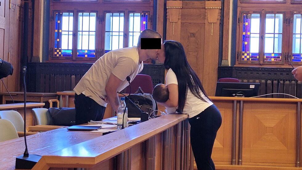 Nach dem Urteil verabschiedete sich die Freundin vom Angeklagen. Nach dem Urteil verabschiedete sich die Freundin vom Angeklagen.