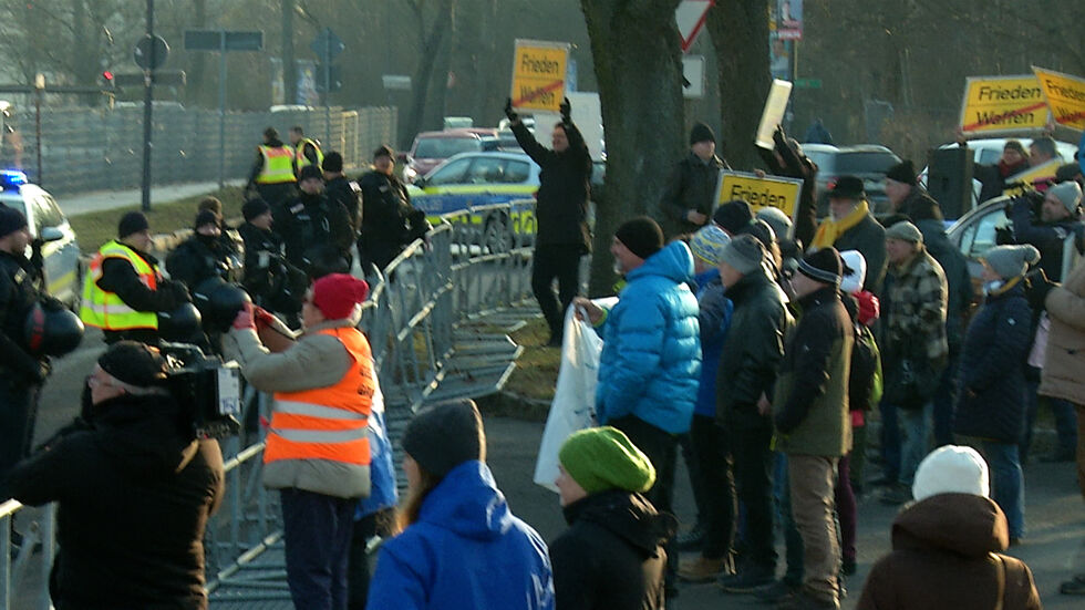Vor dem Werkstor protestierten am Morgen mehrere Gruppierungen und Parteien unterschiedlicher Couleur  gegen die Übernahme des Standortes durch KNDS. 