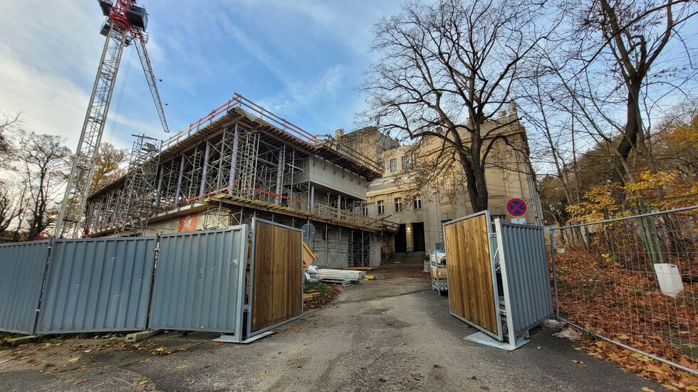 Der neue Anbau. Passt er zur Stadthalle? Die Meinungen gehen auseinander. Der neue Anbau. Passt er zur Stadthalle? Die Meinungen gehen auseinander.