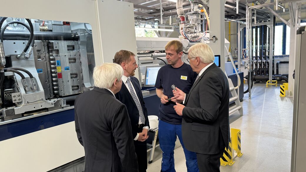 Dabei kommt Frank-Walter Steinmeier mit Mitarbeitern ins Gespräch.